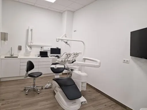 Gabinete de Diseña Dental en Vigo con sillón dental y equipo de tratamiento