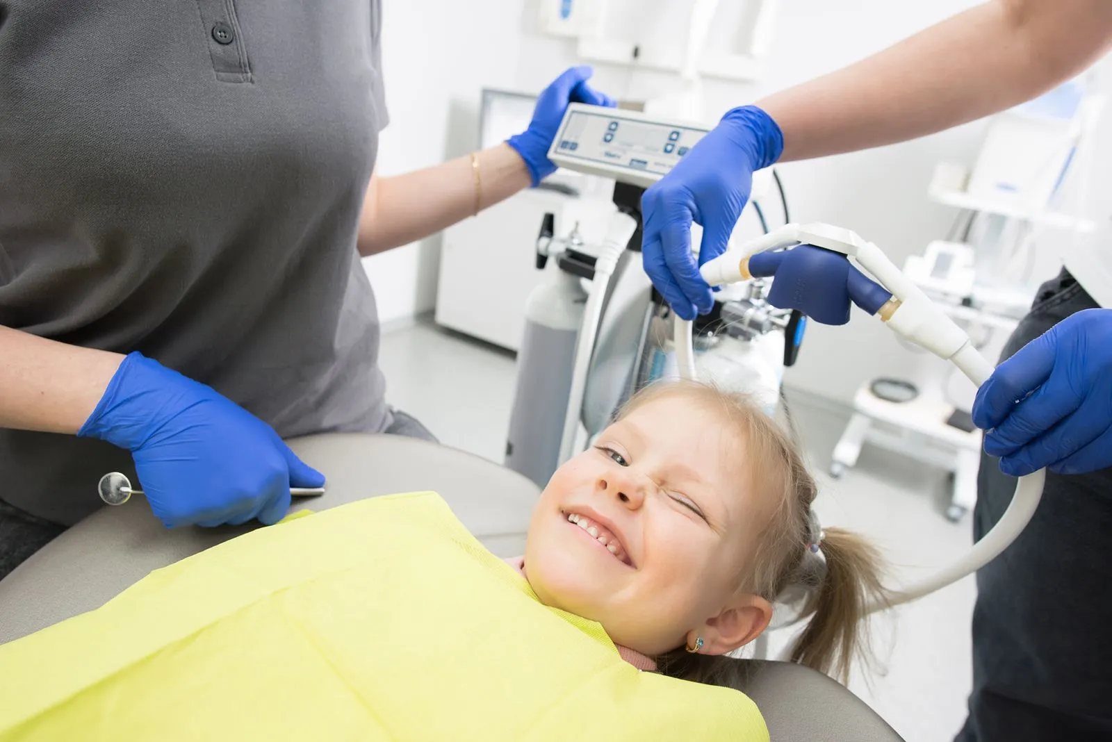 Niña sonriendo tranquila durante una revisión dental infantil
