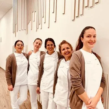 Equipo de profesionales de Diseña Dental en Vigo con uniforme blanco