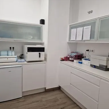 Sala de esterilización de Diseña Dental con autoclave y equipo de higiene